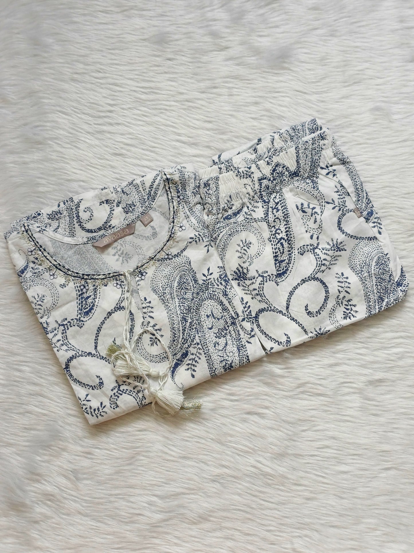 WHITE BLUE FLORAL CORD