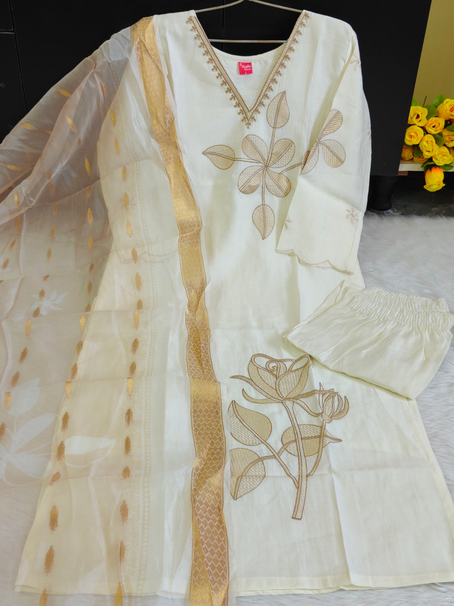 CREAM ZARI V NECK SET