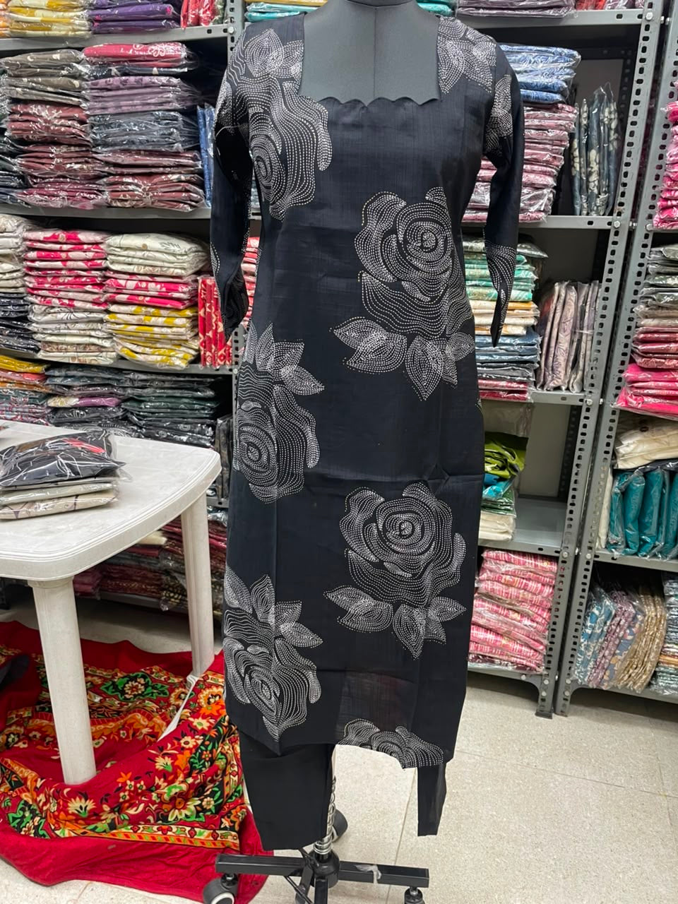 BLACK SCALLOP NECK CORD