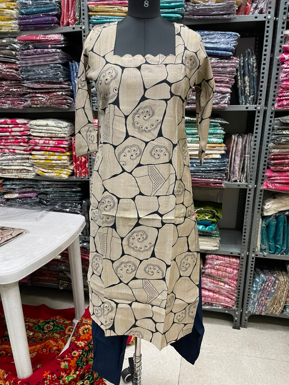 BEIGE BLACK SCALLOP NECK CORD