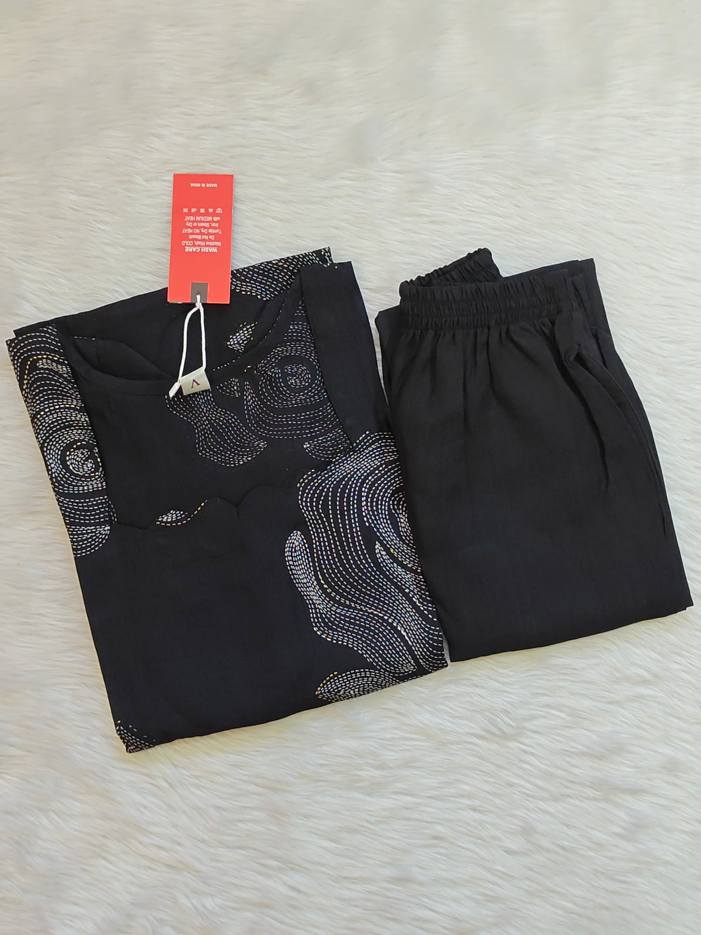 BLACK SCALLOP NECK CORD